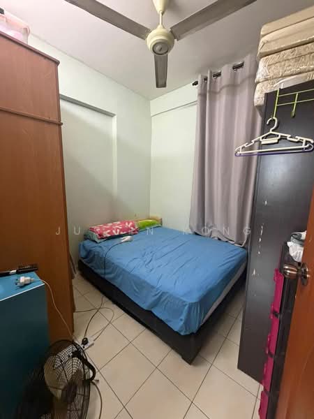 Pangsapuri untuk Dijual di Indah Court Apartment - Justin Kong - Bedroom - PropertyGuru.com.my
