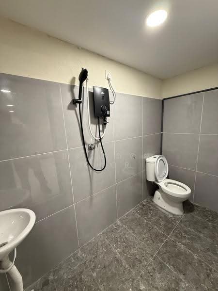Semi-Detached House for Rent in Taman Pelangi (Johor Bahru) - Brandon Khor - Bathroom - PropertyGuru.com.my