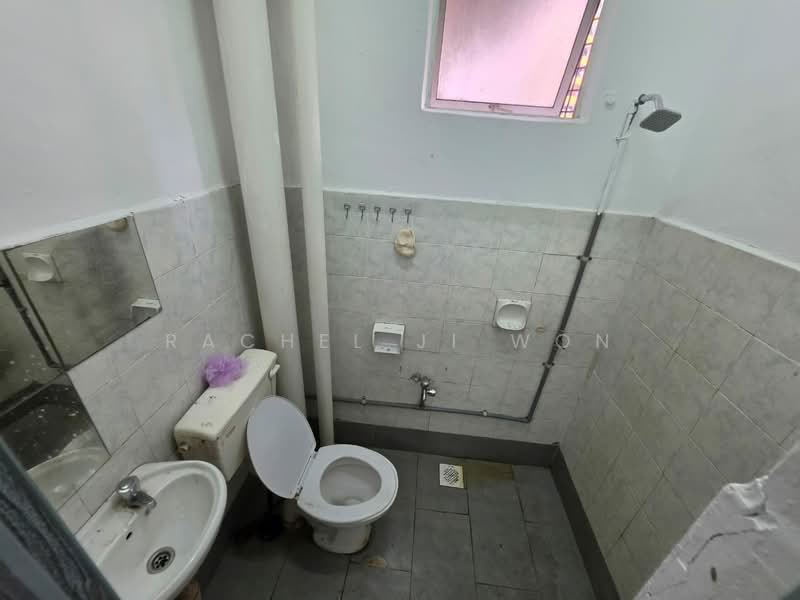 Apartment for Rent at Pangsapuri Lagoon Perdana - Rachel Ji Won - Bathroom - PropertyGuru.com.my