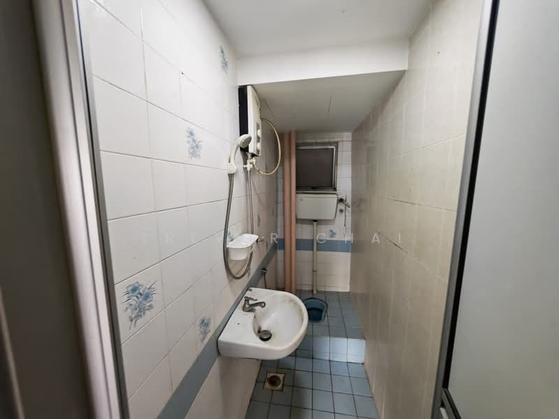Kondominium untuk Dijual di Genting Court Condominium - Trevor Chai - Bathroom - PropertyGuru.com.my