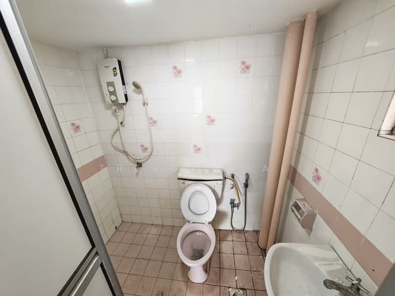 Kondominium untuk Dijual di Genting Court Condominium - Trevor Chai - Bathroom - PropertyGuru.com.my