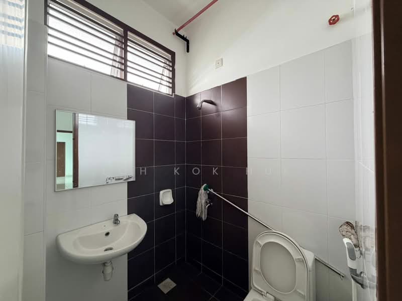 Rumah Teres 2 Tingkat untuk Dijual di Rini Hills 2 (Skudai) - Loh Kok Hui - Bathroom - PropertyGuru.com.my