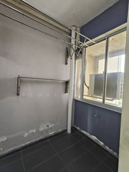 Kondominium untuk Dijual di Country Tower Condominium - Peggie Chua - Balcony - PropertyGuru.com.my