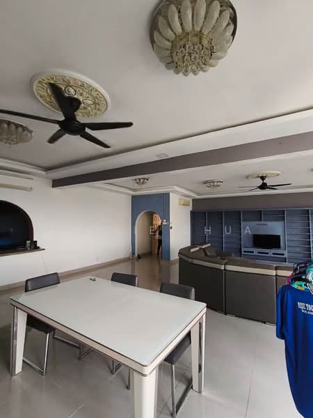 Kondominium untuk Dijual di Country Tower Condominium - Peggie Chua - Living Room - PropertyGuru.com.my