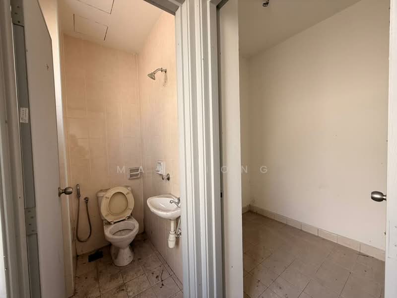 Rumah Berkembar untuk Dijual di Anggun 2 Residence (Rawang) - May Liong - Bathroom - PropertyGuru.com.my