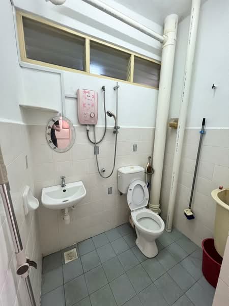 Pangsapuri untuk Dijual di Acres Ville - Derrick . - Bathroom - PropertyGuru.com.my
