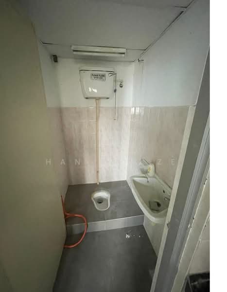 Shop / Office for Rent in Bandar Seri Putra (Bangi) - Han Haw Ze - Bathroom - PropertyGuru.com.my
