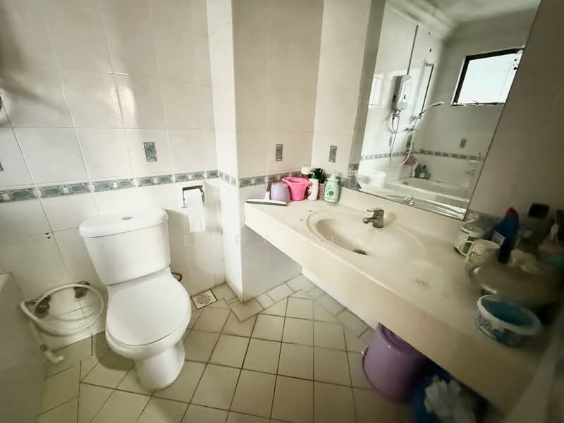 Kondominium untuk Dijual di Cyber Heights Villa - Henry Liew - Bathroom - PropertyGuru.com.my