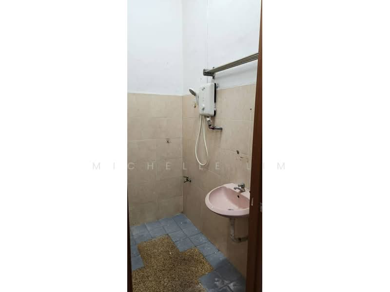 Rumah Teres 1 Tingkat untuk Dijual di Taman Johor Jaya (Johor Bahru) - Michelle Lim - Bathroom - PropertyGuru.com.my