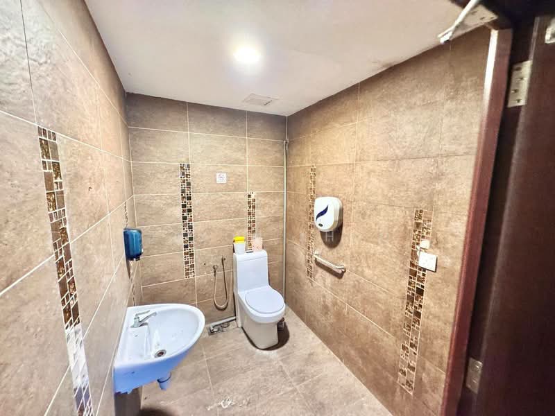 Retail Space for Rent in Taman Kebun Teh (Johor Bahru) - Jason Khoo - Bathroom - PropertyGuru.com.my