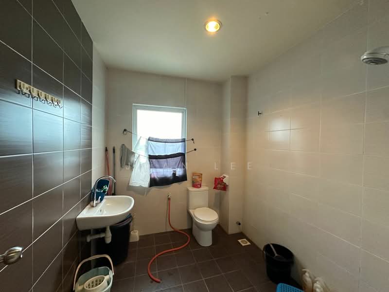 2.5-storey Terraced House for Sale in Taman Equine (Seri Kembangan) - Joan Lee - Bathroom - PropertyGuru.com.my