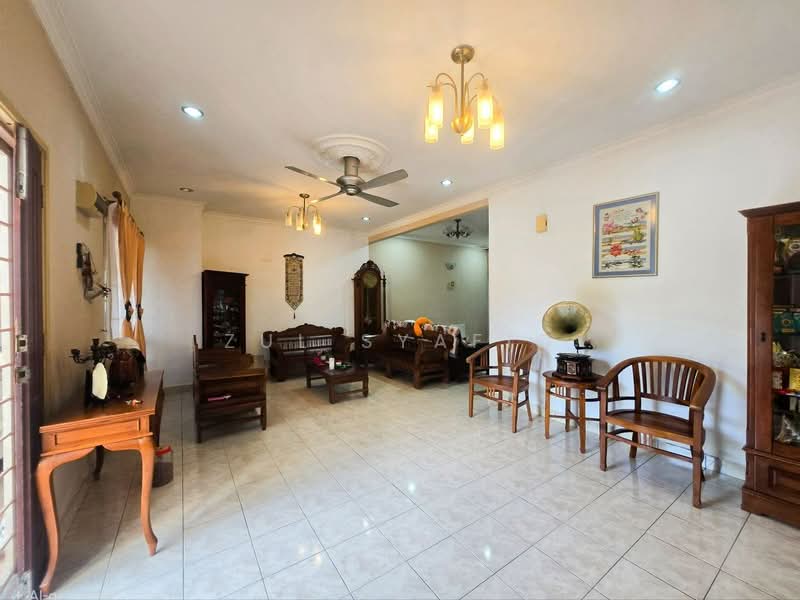 Rumah Teres untuk Dijual di Bandar Kinrara Seksyen 5 (Bandar Kinrara) - Zul Syafiq - Living Room - PropertyGuru.com.my