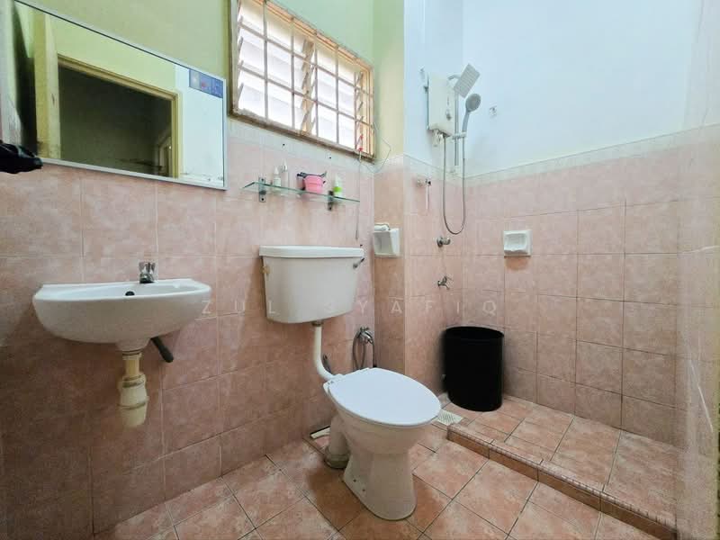 Rumah Teres untuk Dijual di Bandar Kinrara Seksyen 5 (Bandar Kinrara) - Zul Syafiq - Bathroom - PropertyGuru.com.my