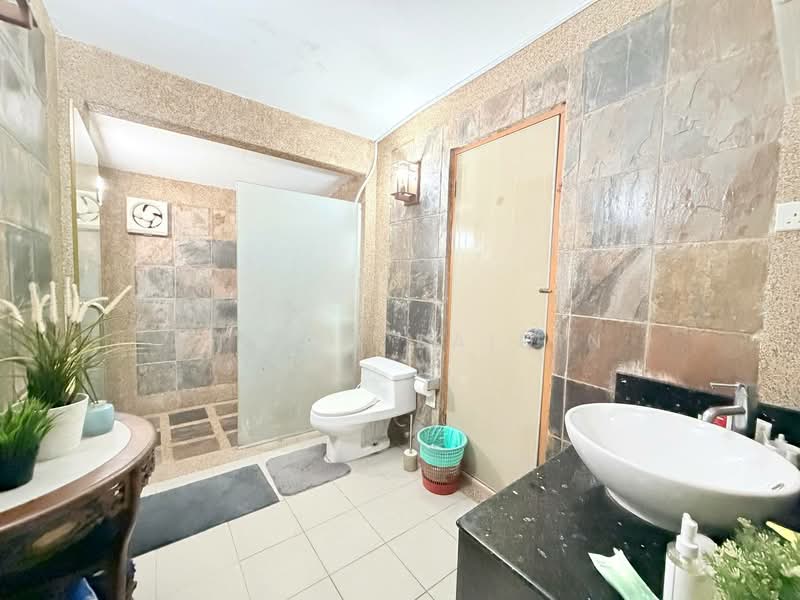 Rumah Banglo untuk Dijual di Seksyen 11 (Petaling Jaya) - Shiqin Saidin - Bathroom - PropertyGuru.com.my