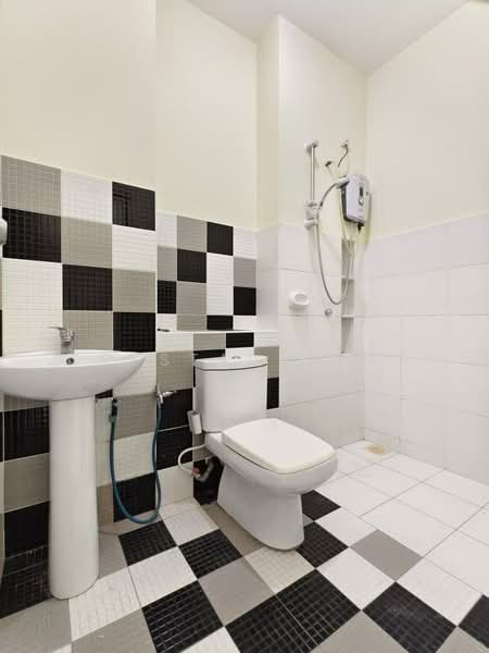 Rumah Teres 2 Tingkat untuk Dijual di Taman Setia Indah (Tebrau) - Crystal Kong - Bathroom - PropertyGuru.com.my