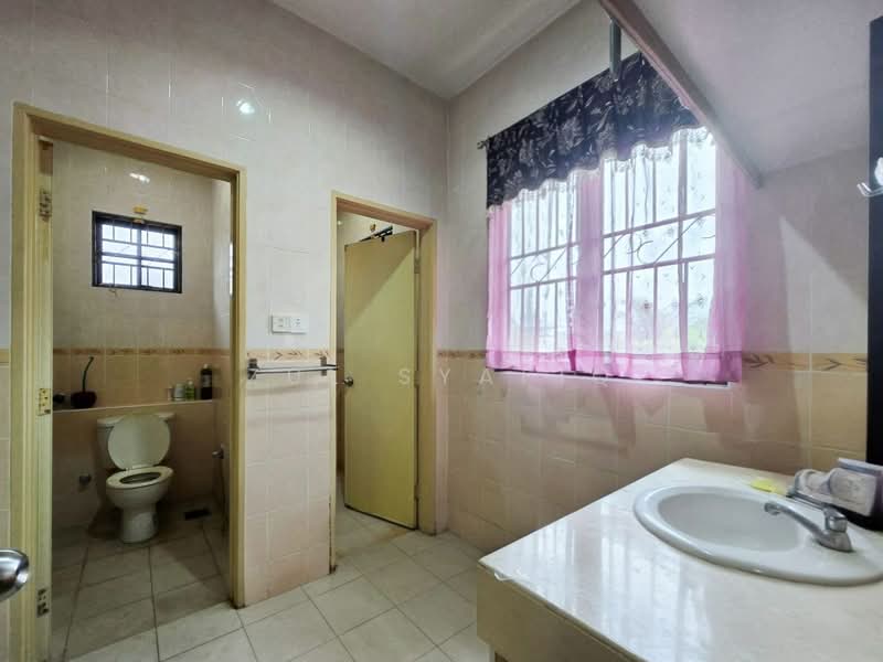 Semi-Detached House for Sale in Taman Taming Jaya (Balakong) - Zul Syafiq - Bathroom - PropertyGuru.com.my