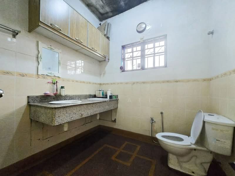Semi-Detached House for Sale in Taman Taming Jaya (Balakong) - Zul Syafiq - Bathroom - PropertyGuru.com.my
