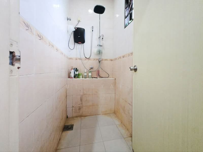 Semi-Detached House for Sale in Taman Taming Jaya (Balakong) - Zul Syafiq - Bathroom - PropertyGuru.com.my