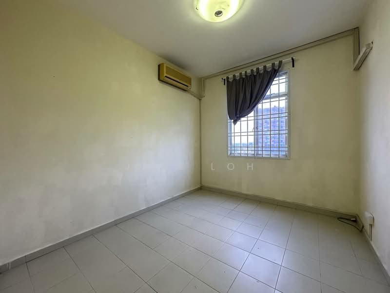 Pangsapuri untuk Dijual di Lake View Suites - Jane Loh - Bedroom - PropertyGuru.com.my