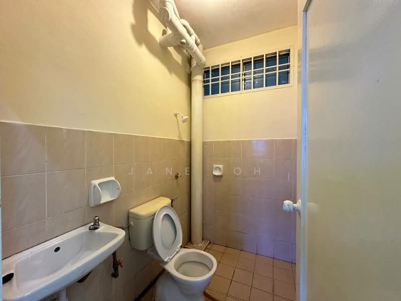 Pangsapuri untuk Dijual di Lake View Suites - Jane Loh - Bathroom - PropertyGuru.com.my