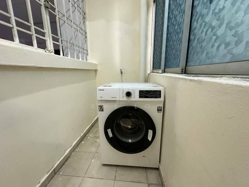 Pangsapuri untuk Dijual di Lake View Suites - Jane Loh - Yard - PropertyGuru.com.my