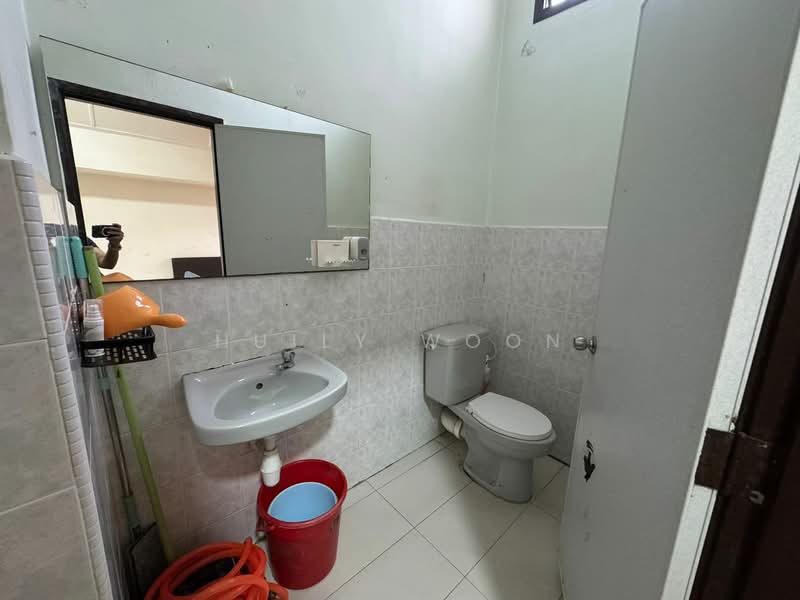 1.5-storey Terraced House for Sale in Taman Pelangi Indah (Ulu Tiram) - Huily Woon - Bathroom - PropertyGuru.com.my