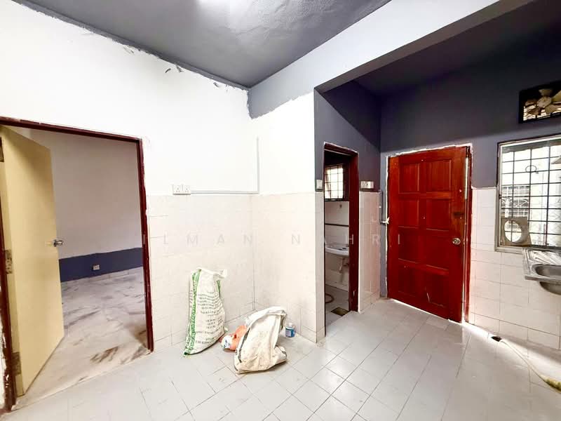 2-storey Terraced House for Sale in Bandar Rinching Seksyen 2 (Semenyih) - Ilman Nahri - Kitchen - PropertyGuru.com.my