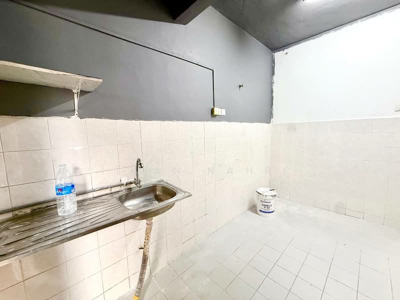 2-storey Terraced House for Sale in Bandar Rinching Seksyen 2 (Semenyih) - Ilman Nahri - Kitchen - PropertyGuru.com.my