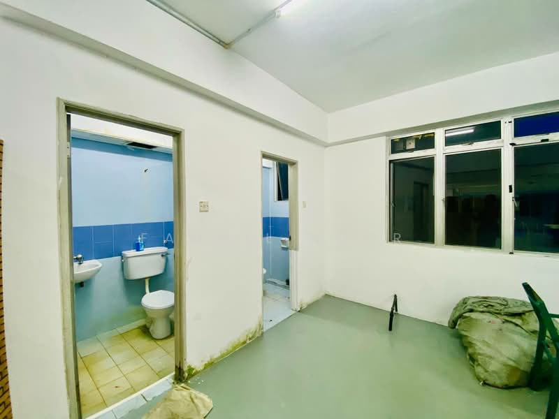 Shop / Office for Rent in Seksyen 13 (Shah Alam) - FADHIL NOOR - Bathroom - PropertyGuru.com.my