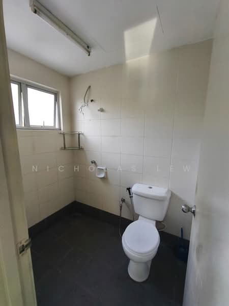 Rumah Bandar untuk Dijual di Taman Bukit Serdang (Seri Kembangan) - Nicholas Lew - Bathroom - PropertyGuru.com.my
