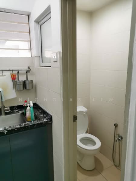 Rumah Bandar untuk Dijual di Taman Bukit Serdang (Seri Kembangan) - Nicholas Lew - Bathroom - PropertyGuru.com.my
