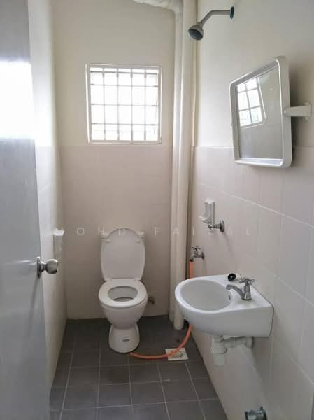 Kondominium untuk Dijual di Desa Pelangi Condominium - Mohd Faizal - Bathroom - PropertyGuru.com.my