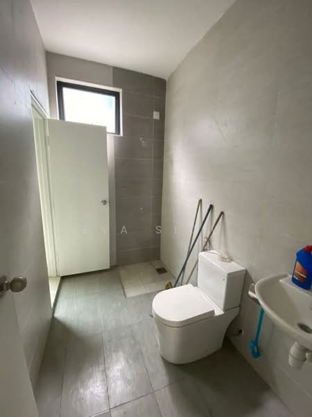 2-storey Terraced House for Sale in Taman Sutera Utama (Skudai) - Eva Siow - Bathroom - PropertyGuru.com.my