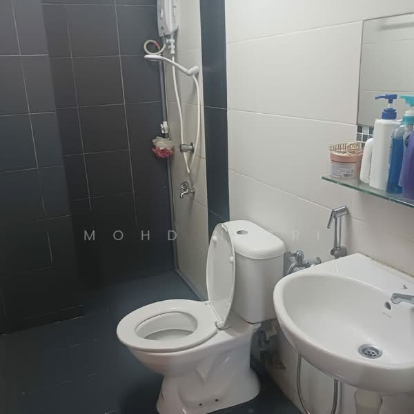 Pangsapuri untuk Dijual di Zennith Suites (Pangsapuri Kebun Teh) - Mohd Nazri - Bathroom - PropertyGuru.com.my