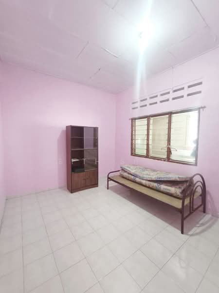 1-storey Terraced House for Sale in Taman Ungku Tun Aminah (Skudai) - Keith Shum - Bedroom - PropertyGuru.com.my