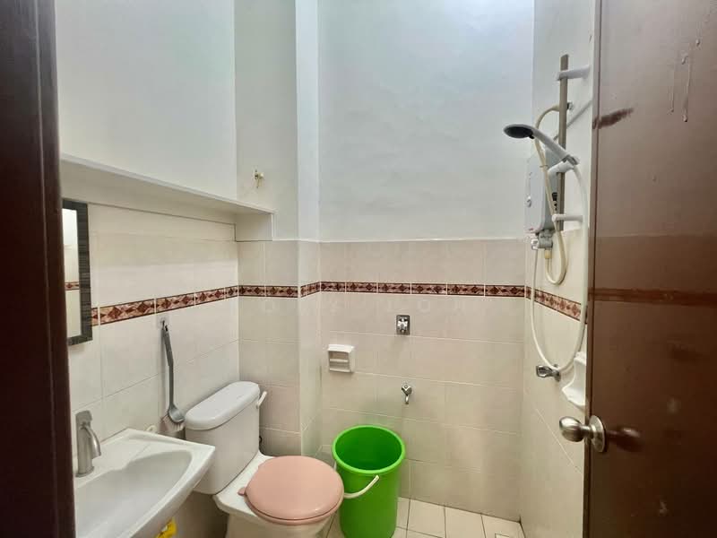 Rumah Teres 1 Tingkat untuk Disewa di Taman Setia Indah (Tebrau) - Poey Loh - Bathroom - PropertyGuru.com.my