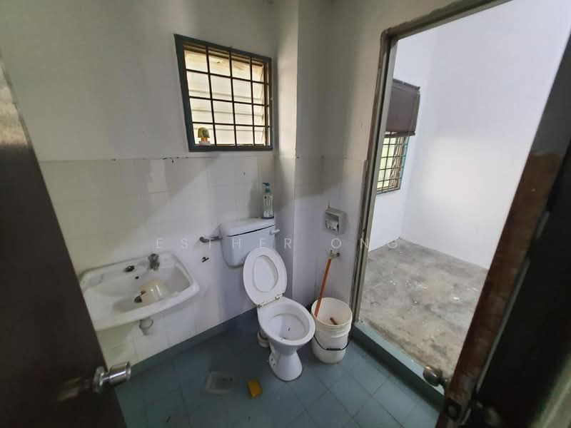 2-storey Terraced House for Sale in Bandar Putra Permai (Seri Kembangan) - Esther Ong - Bathroom - PropertyGuru.com.my
