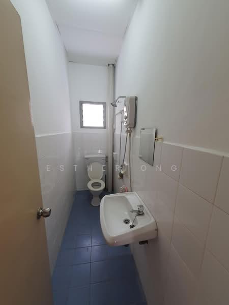 2-storey Terraced House for Sale in Bandar Putra Permai (Seri Kembangan) - Esther Ong - Bathroom - PropertyGuru.com.my