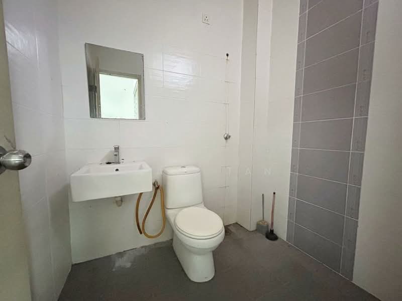 Rumah Berkembar untuk Dijual di Taman Nusari Bayu (Bandar Sri Sendayan) - Shane Tan - Bathroom - PropertyGuru.com.my