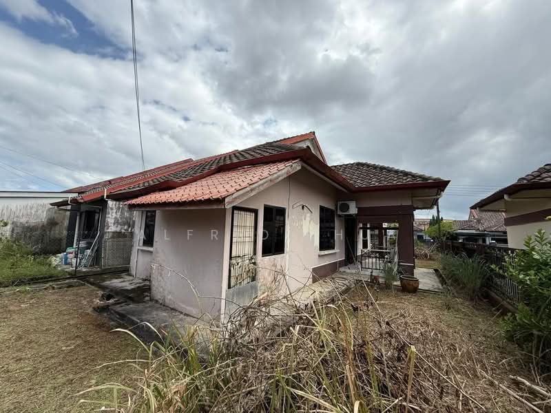 Rumah Teres 1 Tingkat untuk Dijual di Taman Matang Jaya (Kuching) - Alfred Chua - Exterior - PropertyGuru.com.my