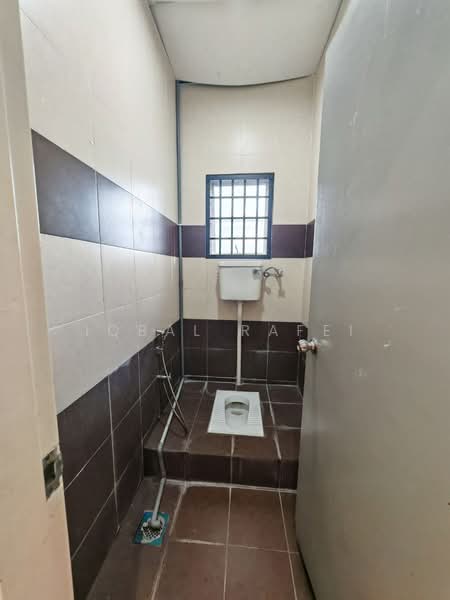 Pejabat untuk Dijual di Bandar Baru Bangi (Selangor) - Iqbal Rafei - Bathroom - PropertyGuru.com.my
