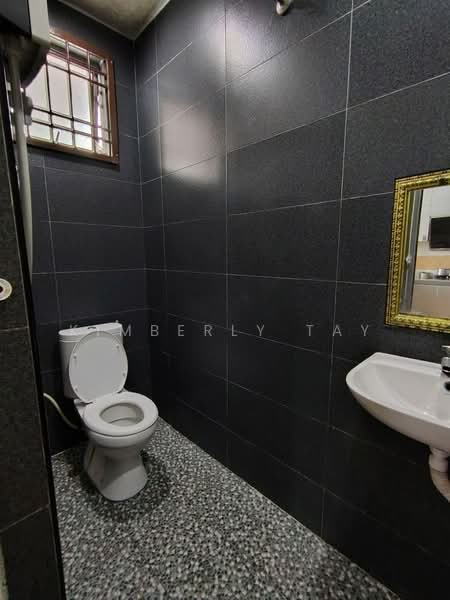 Rumah Teres 1 Tingkat untuk Dijual di Taman Kempas Indah (Tebrau) - Kimberly Tay - Bathroom - PropertyGuru.com.my