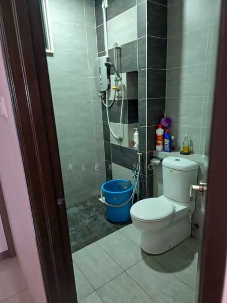Service Residence for Sale at 8Scape Residence @ Sutera - Alex Ng - Bathroom - PropertyGuru.com.my