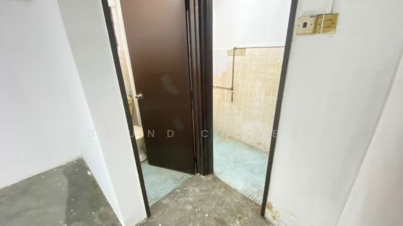 Shop / Office for Rent in Kepong (Selangor) - Edmund CH Leow - Bathroom - PropertyGuru.com.my