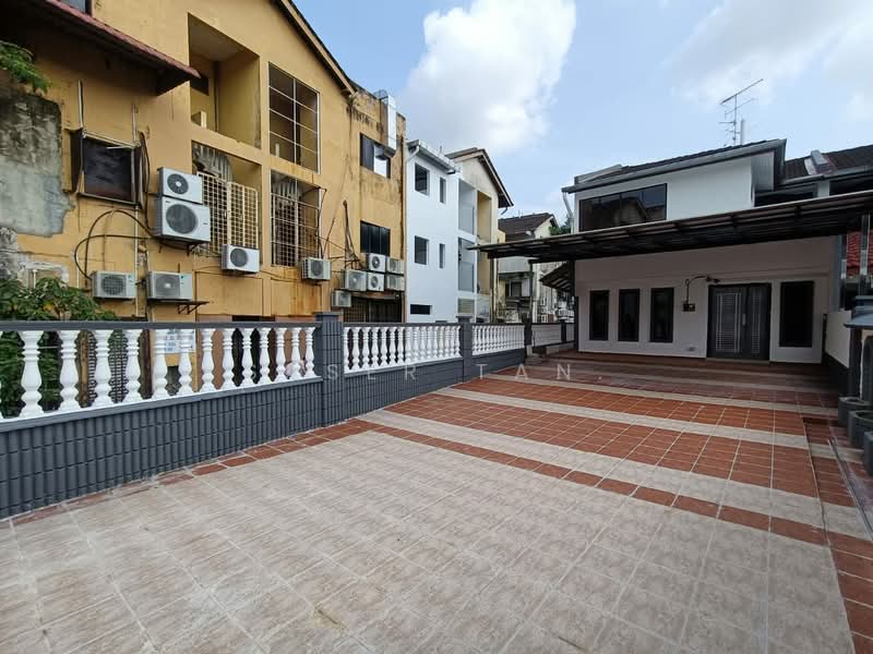 Rumah Teres 2 Tingkat untuk Dijual di Taman Johor Jaya (Johor Bahru) - SASER TAN. - Exterior - PropertyGuru.com.my