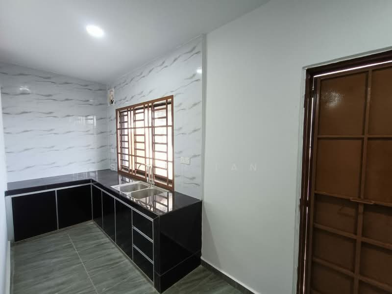 Rumah Teres 2 Tingkat untuk Dijual di Taman Johor Jaya (Johor Bahru) - SASER TAN. - Kitchen - PropertyGuru.com.my