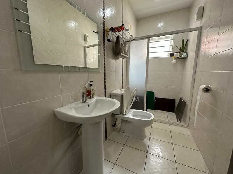 Rumah Berkembar untuk Dijual di Sungai Long (Bandar Sungai Long) - ChaoLim . - Bathroom - PropertyGuru.com.my