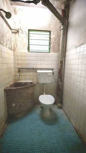 Flat for Sale at Flat PKNS Section 17 Shah Alam - Zuraina Rajudin - Bathroom - PropertyGuru.com.my