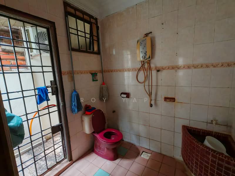 Rumah Teres 1 Tingkat untuk Dijual di Taman Johor Jaya (Johor Bahru) - Roy Yap - Bathroom - PropertyGuru.com.my