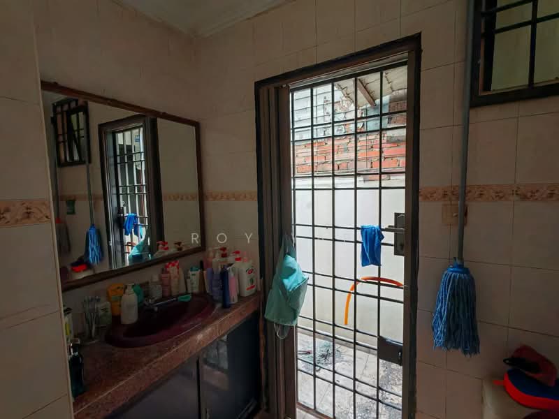 Rumah Teres 1 Tingkat untuk Dijual di Taman Johor Jaya (Johor Bahru) - Roy Yap - Bathroom - PropertyGuru.com.my